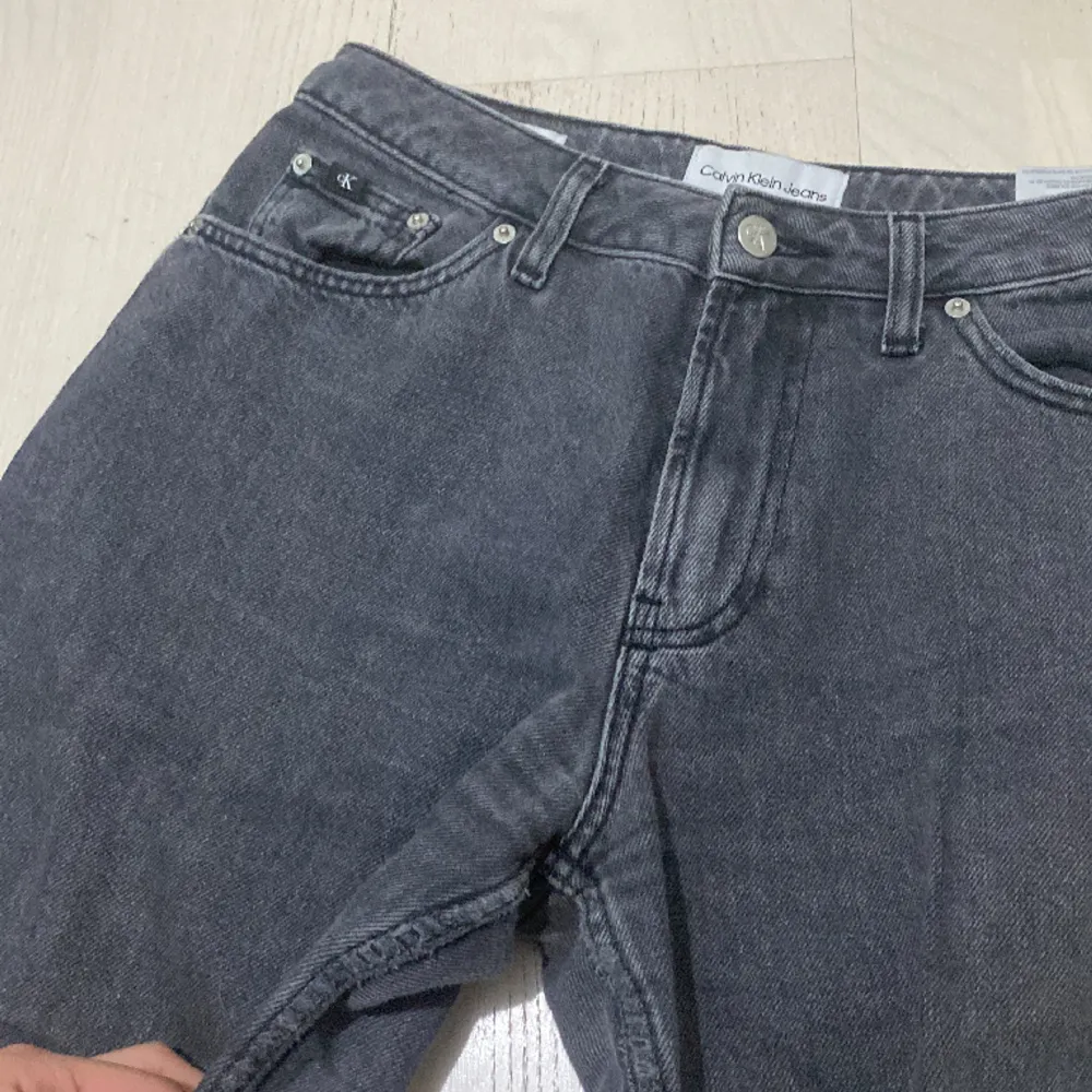 Supersnygga calvinklein jeans(unisex tror jag men jag är tjej), användes inte längre därför säljer jag de! Supersnygga med bara lite slitage längst ned och mellan benen. Längden står ej men jag är 166cm och de är lite långa. Nypris ca 1200kr tror jag. Jeans & Byxor.
