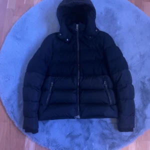 Moncler jacka - Hej! Säljer min moncler jacka Size 2 som motsvarar S/M som tyvärr har blivit liten på mig och inte är till användning längre. Jackan är i 8/8,5-10 i skick och har nt varit använd under vintern Skriv pm vid frågor  Kan också tänka mig o gå ner i pris 