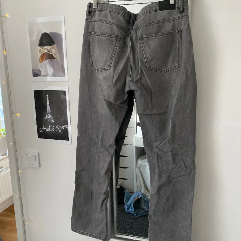 Gråa raka jeans med medelhög midja från lager 157, modellen ”ICON” 🤍 jag är 170cm lång. Använda ett fåtal gånger så de är som nya. Jeans & Byxor.