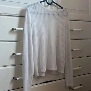 Tröja - Gullig topp från hm som inte längre finns kvar, lite mönster på hela tröjan och en detalj vid ryggen. Inga defekter (pris kan diskuteras)