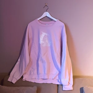 Rare SBE/Sad Boys x Yung Lean Sweatshirt L - Rare Sad Boys Sweatshirt med Astroboy print strl L.   Tröjan är lite nopprig och har någon fläck + en reva. Se bilder och fråga gärna om fler bilder. 
