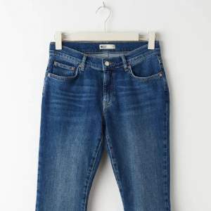 Väldigt fina jeans används endast en gång. Kommer inte till användning längre. 