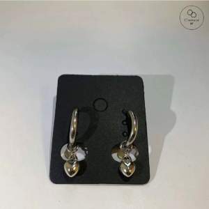 Vi är fem tjejer som säljer eleganta och fina örhängen i rostfritt stål, guldplatterade och handgjorda av oss. Pris: Ett par örhängen: 180 kr Berlock: 80 kr Instagram: charmear_uf Tar emot beställningar här också🤎