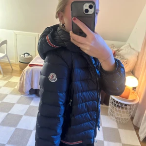 Moncler jacka - Säljer min moncler jacka då den inte kommer till andvändning! Mycket bra skick och inga skador! Den är barnstorlek 12y/xs, passar perfekt på mig som är 16 år!! Pris kan absolut diskuteras!🥰