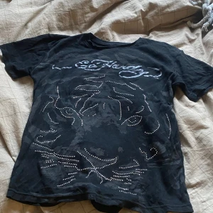 Ed hardy t shirt - Ed hardy t shirt, köpt på plick men används inte längre. Jätte bra skick!! Storlek M men skulle säga S