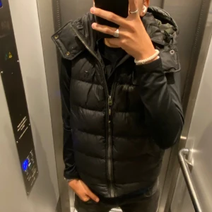 G star väst - Riktigt snygg och bekväm svart g star raw väst som jag köpte för ett tag sedan, perfekt nu för våren . Skriv för bättre bilder