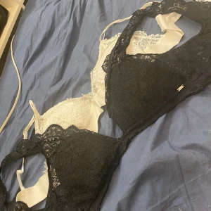 Svart/vit spets topp - Svart & vit spets toppar Lite Stretch  Knappt använda Båda för 65kr 40:-/styck