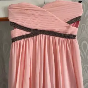 Lång klänning med underkjol och slits från Gina T.  Aprikos färg. Använd en gång men inga anmärkningar