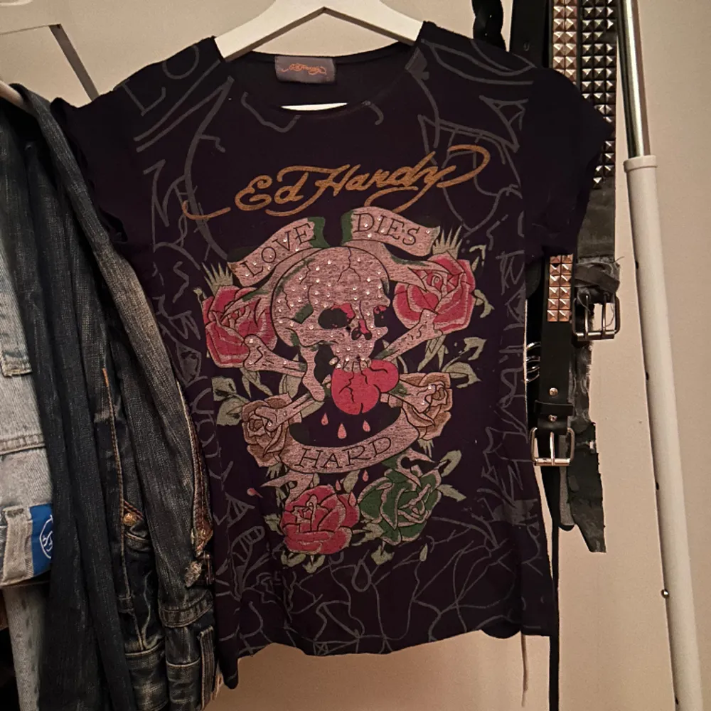 Jätte snygg ed hardy t shirt med bling som passar perfekt på mig som brukar bära xs. Så synd att jag behöver sälja då jag älskar den men har ont om pengar. 🤧. T-shirts.