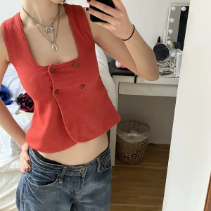 Orange väst - Supercool vintage orange väst. Jättebra skick. Pris kan diskuteras. Kan mötas vid Medborgarplatsen i Stockholm✨