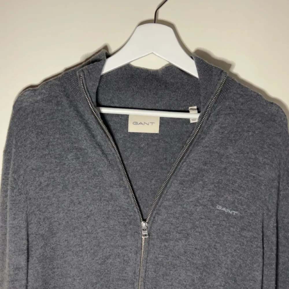 Riktigt fet GANT full zip tröja… inte använd så många gånger, väldigt bra skick! Kan sänka pris vid snabb affär! NY PRIS 1400kr. Stickat.