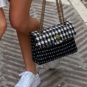 Kurt geiger väska - Säljer min Kurt geiger väska som tyvärr inte kommer till någon användning längre. Endast använd ett fåtal gånger. Fungerar perfekt till alla tillfällen och älskar hur lätt väskan är och bandet som är justerbart 💗💗💗 verkligen toppen väska!! 