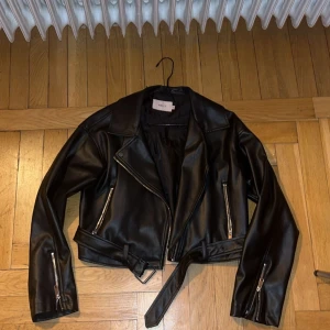 Skinnjacka - Så snygg skinnjacka som aldrig är använd! Otroligt skön! Från Nelly