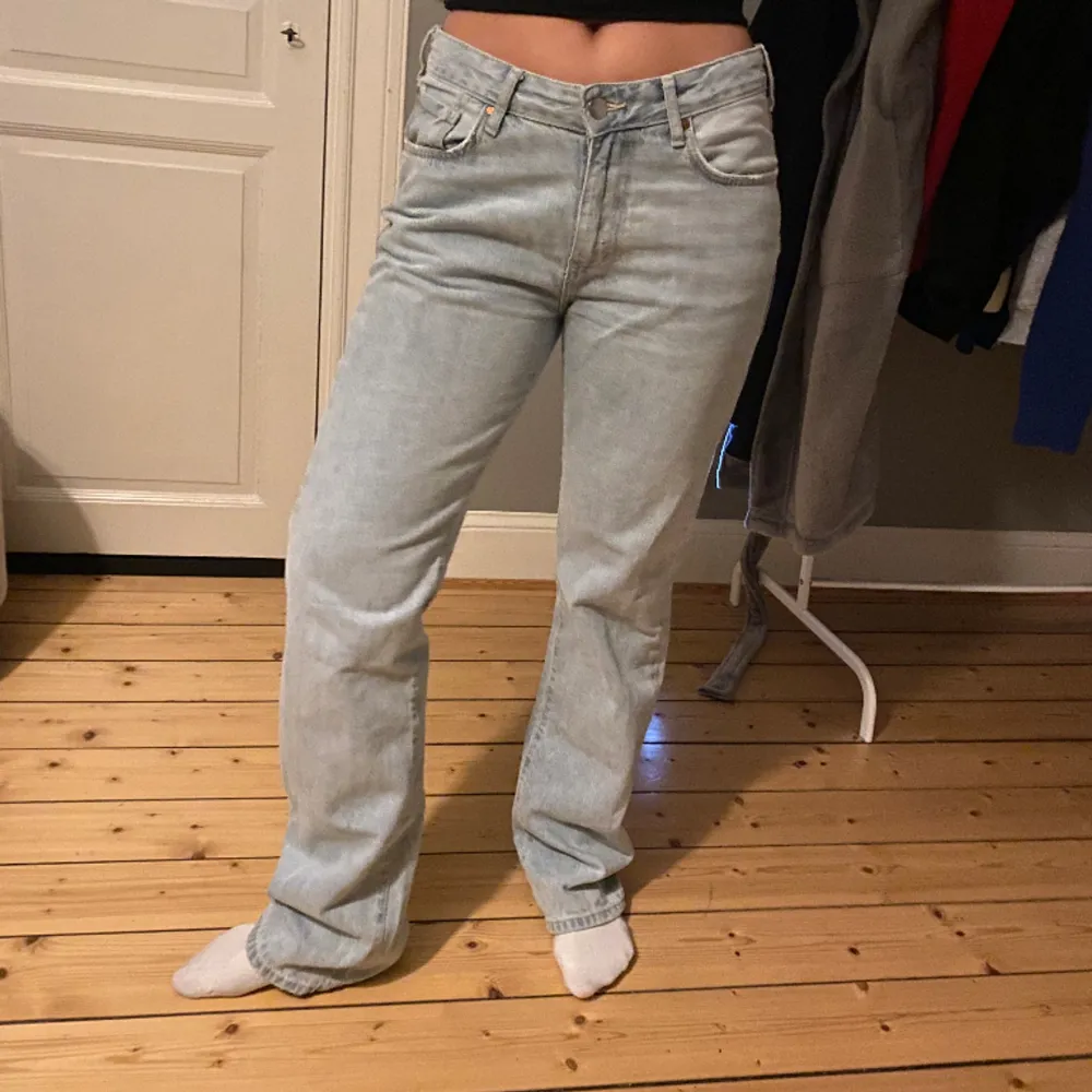 jeans från bikbok i väldigt bra skick. Low straight heter dom🩵. Jeans & Byxor.