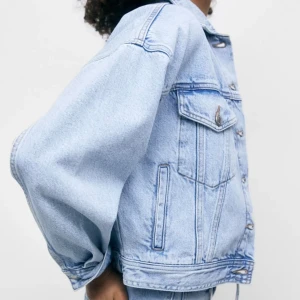 Jacka  - Jeansjacka från pull&bear i storlek M. Fint skick säljes för 150kr+frakt