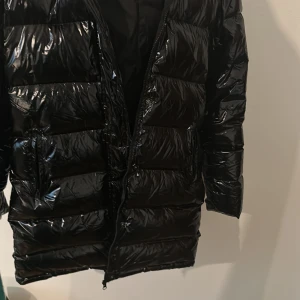 Duckdown jacka med päls i bra skick  - Det är en duckdown jacka som sagt som endast är använd få tals gånger. Det är storlek L men är små i storleken. Säljer den efter som jackan var för liten på mig. Jackan köptes för 3 399 men säljer den idag för endast 2 100 kroner.