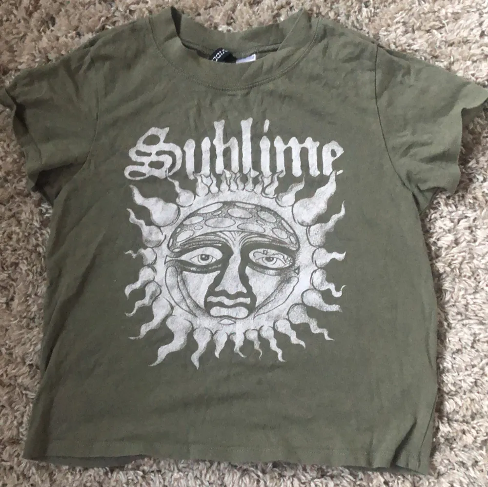 Magtröjan är olivgrön och har bandet Sublime tryck. 😊Det står storlek xxs men har funkat för mig som har s. T-shirts.