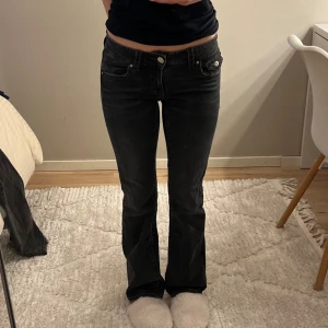 Lågmidjade jeans  - Super fina Lågmidjade jeans men snygg detalj på bak fickorna, dom är från gina Young i storlek 158 p passar mig som normalt är 32/34 i storlek 🎀 tryck gärna på köp nu ☺️