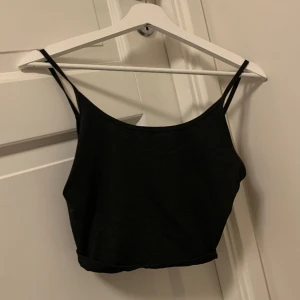 Svart Träningstopp - Säljer denna nya träningstoppen från shein då den inte kommer till användning 🤍 jag har använt den endast 1 gång 🤍 den har korsat i ryggen och är supersnygg 
