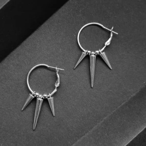 Handgjorda örhängen  - Handgjorda örhängen●Följ :@ekjewelryofficial🤲 ● 💎Material- plast och 100% rostfritt stål ●Örhängeskrokar - silverpläterad. Längd-4,5cm. Nickel fri.  