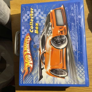 68 Hot Wheels - 68 Hot Wheels sammanlagt 11 oöppnade. Säljer allt för 400kr och säljer inte var för sig utan allt på en gång.   Vid vidare frågor hör av dig!