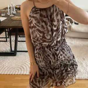 Zebra kläning - Säljer denna slutsålda  zebra kläning från zara❤️ den är knappt använde och i jätte bra skick, bilderna är lånade