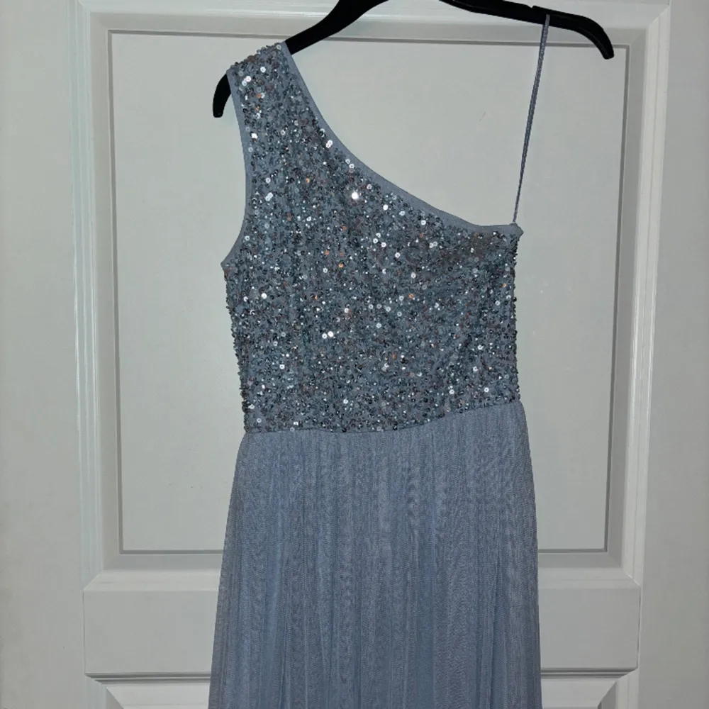 Köpte denna klänning från Zalando 2021 till min bal . Den är ändast använd en gång och i väldigt gott skick. Första bilden visar klänningens färg bäst , klänningen är one sholder vilket visas på andra bilden.💕. Klänningar.