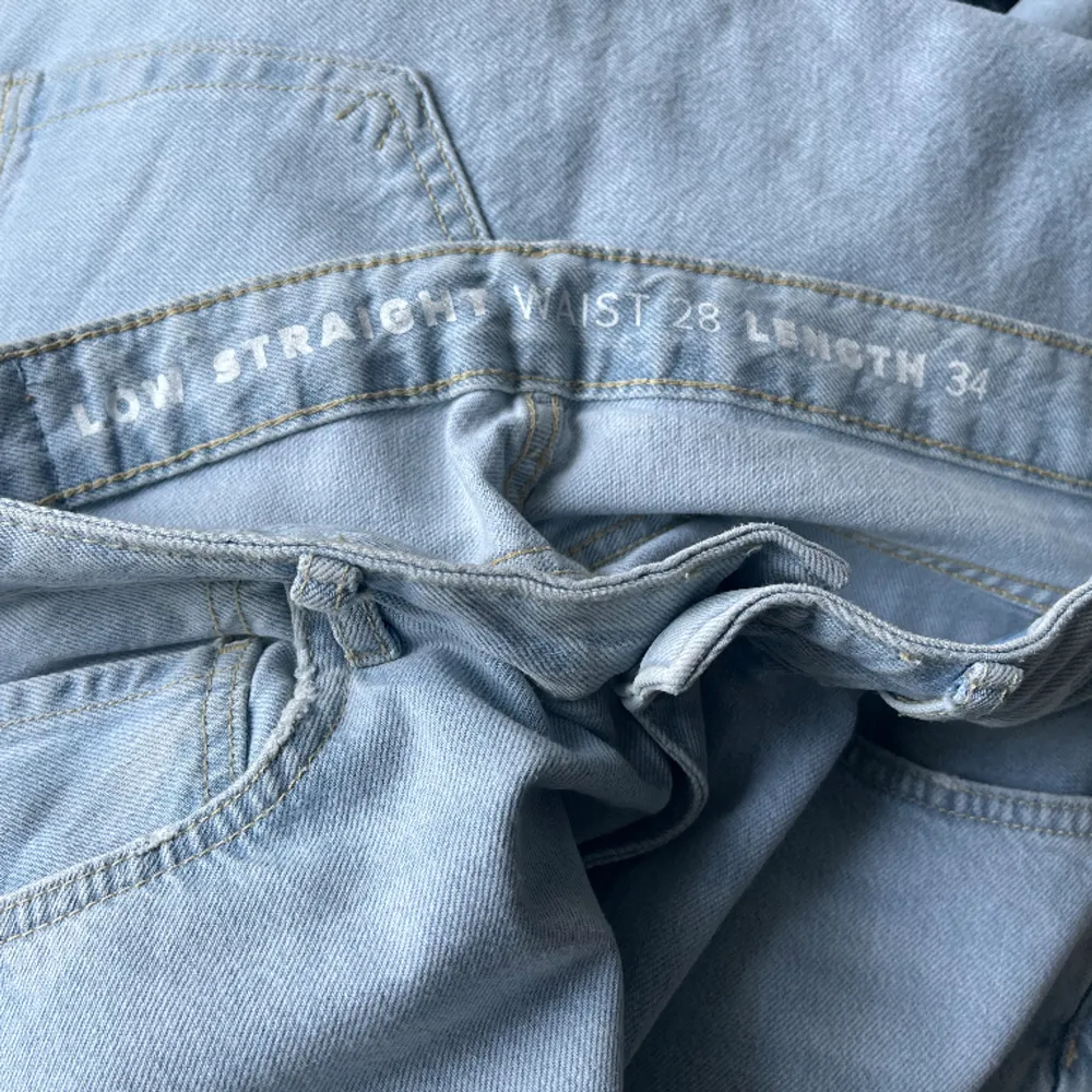 Två par jeans knappt använda i skick som nya. Säljes pågrund av att jeansen är lite långa för mig som är 167 men beror på hur långa man tycker själv sina jeans ska vara. Ett par jeans säljs för 200kr Priset kan diskuteras. ;) . Jeans & Byxor.