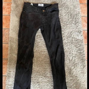 Acne studios jeans - Säljer dessa snygga slim fit acne studios jeans. De är i storlek 32/34 och är normal till storleken. Går att vika in acne lappen (syns på bilderna). Väldigt bra skick utan några defekter. Ny pris är 1400 kr. Skriv privat för frågor eller fler bilder!