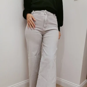 Pull & Bear gråa jeans stl 34 - Gråa jeans i storlek 34, fint skick. Jag skulle säga de är high waist. Märke: Pull & Bear. Material: 99% bomull, 1% Elastan. 