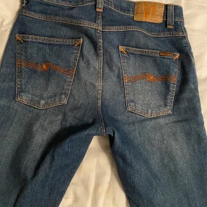 Nudie Jeans, Modell:Lean Dean - Ett par nudie jeans som sitter riktigt skönt och som är riktigt snygga dessutom! Inte riktigt min stil längre därför kommer de ej till användning. Skick 10/10. Vid fler frågor och bilder ex. Kom priv! 