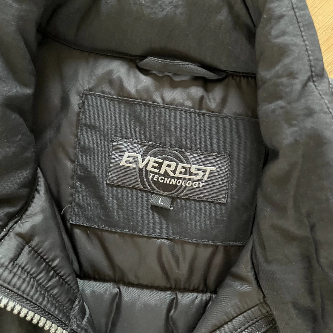 Svart Everest väst - 90