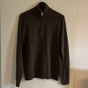 Bruun & Stengade zip tröja - En riktigt snygg zip från Bruun & Stengade. Tröjan är i väldigt bra skick. Nypris 700:-