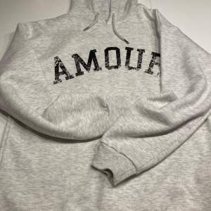 Säljer denna hoodie från Gina Tricot, använt 2-3 gånger 🤍ny pris 250!