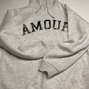 Hoodie Gina Tricot  - Säljer denna hoodie från Gina Tricot, använt 2-3 gånger 🤍ny pris 250!