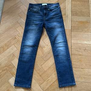 Trendiga jeans, storlek 28/30. Använda ungefär 5 gånger, skick 10/10. Köpta för runt 500-600 kr och säljer dom för 270