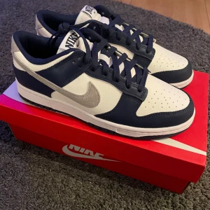 Nike dunks - Helt nya Nike dunk ”midnight navy”, storlek 42.5 Box medföljer, kvitto finns✅