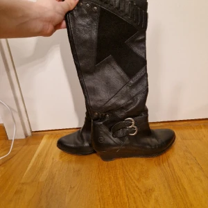 Super fina boots - Super söta boots med mockadetaljer i nästan nyskick!! Köpta secondhand men endast använda en gång av mig! Gqnska låg klack för dem dom endå vill ha boots men ej vill gå i så hög klack, dessutom jöttebekväma!!❤️❤️