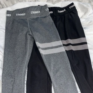 Stronger thigts  - Säljer båda mina stronger tights. De är i samma storlek med de svarta är lite insydda (kolla bild 2), annars inget fel. De gråa har ett litet litet hål vid knät (se bild 3), annars felfria! Båda för 500kr, 1 par för 300kr!