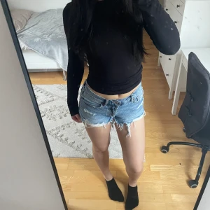 Blåa shorts zara - Säljer dessa jättesnygga shorts från zara då de inte kommer till användning längre. Midjemått: 35cm🌼