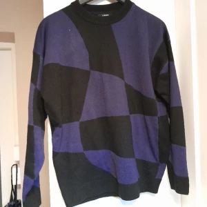 Lila/svart mönstrad relaxed tröja - Svart lila mönstrad tröja, lite oversized på mig (S/M). Använd endast två gånger då det inte är min stil.