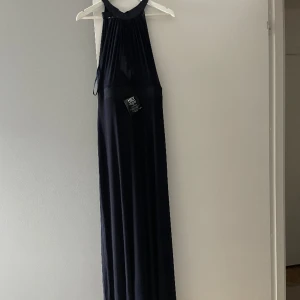 Lång klänning  - Klänning som är helt ny, prislapp kvar. Aldrig använd. 
