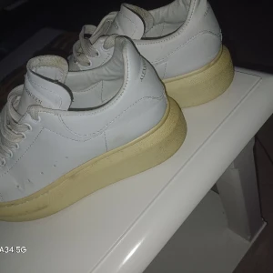 Begagnade Alexander MQueen skor - Lite använda men i bra skick, säljs eftersom dom var en gåva till mitt ex som jag gått isär ifrån men behöll dessa som jag köpt som en present till henne..  1500kr snabb affär, måste lösa ett pantlån snarast så pris kan diskuteras