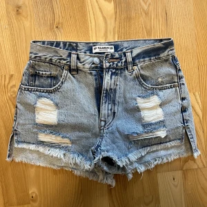 Jeansshorts  - Snygga jeansshorts från Pull&Bear, använda 1 gång.