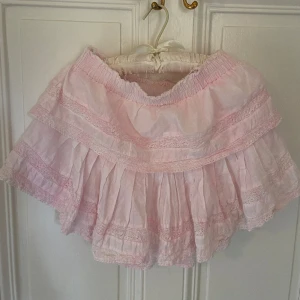 Loveshackfancy sommarkjol - Jättegullig sommarkjol ”Ruffle Mini Skirt” från det amerikanska designermärken LoveShackFancy!!💓💓 Köpt från Mytheresa, nypris 2399kr. Använt ett fåtal gånger, jättefint skick!!💌