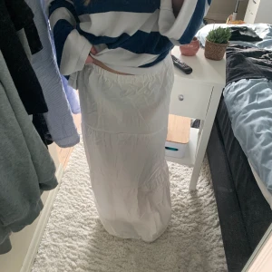 Vit långkjol - Kjol med volanger som jag sytt själv, inte toppkvalitet därav priset🤍 passar ungefär xxs-s, fin till en gullig topp eller stickad i sommar