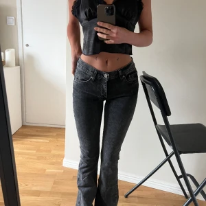 Gråa jeans - Gråa jeans från Gina Tricot. Endast testade. Köparen står för frakt 