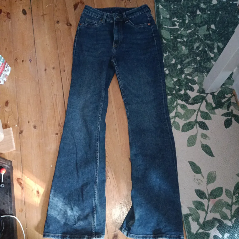 Storlek 34, från h&m, lite slitna bak vid fötterna se bild 3, midwaist, säljer för jag inte använt de på 2 år + för små. Jeans & Byxor.