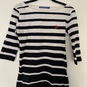 Ralph lauren tröja  - Tröja från Ralph lauren, storlek M men liten i storleken, skulle säga att den är en S/XS. I fint skick. 