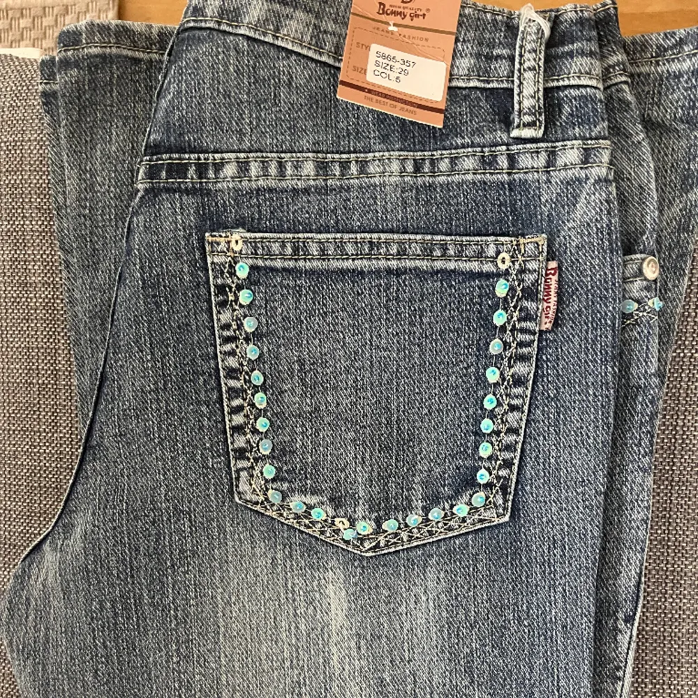 Lågmidjade jeans mer prislapp kvar. Köpta på second hand, men säljer då dom var förstora för mig. Jättefina detaljer på fickor mm. Midjemått rakt över: 37cm Innebenslängd: 85cm Total längd: 108cm. Jeans & Byxor.